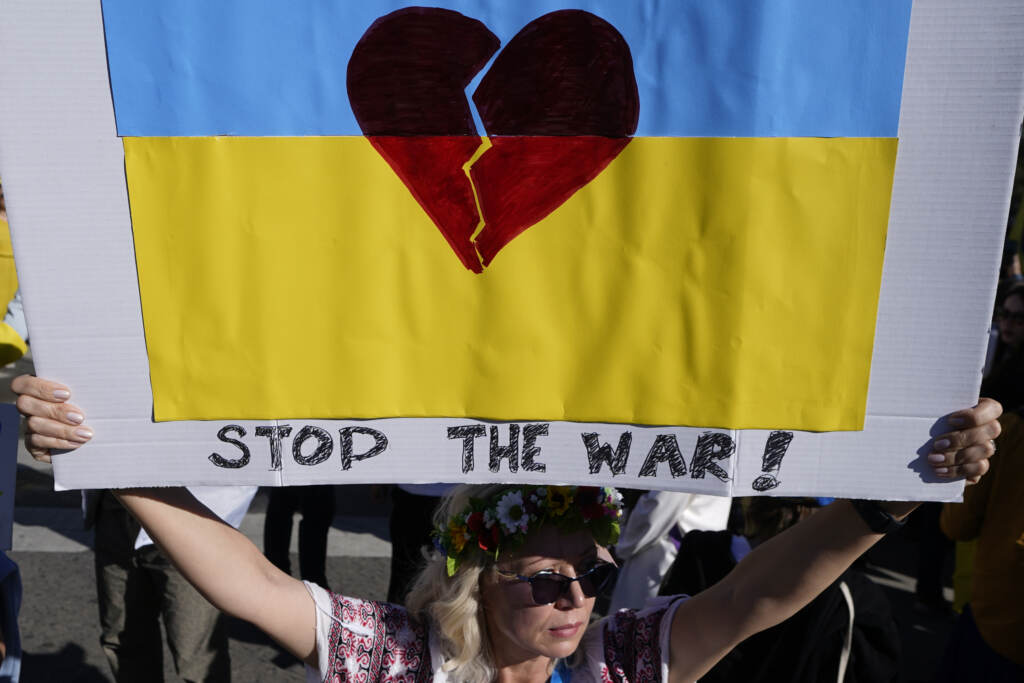 Galleria foto 'Guerra Russia-Ucraina, imponenti manifestazioni in tutta Europa contro la Guerra. “Stop a Putin il sanguinario” – LE IMMAGINI' - foto 13