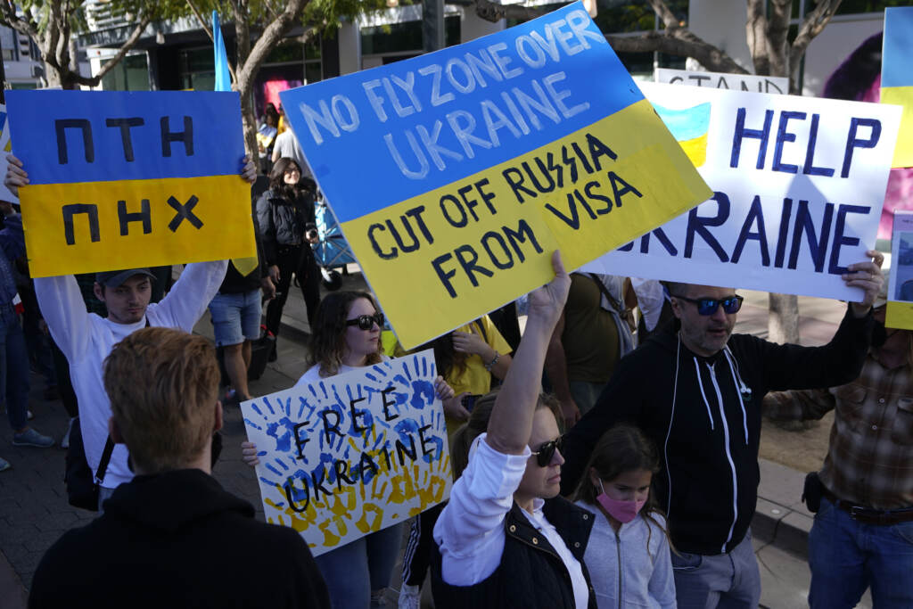 Galleria foto 'Guerra Russia-Ucraina, imponenti manifestazioni in tutta Europa contro la Guerra. “Stop a Putin il sanguinario” – LE IMMAGINI' - foto 14