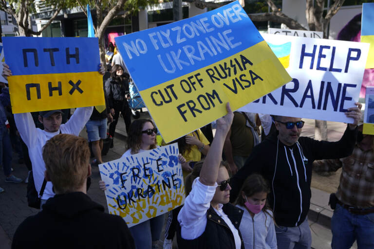 Guerra Russia-Ucraina, imponenti manifestazioni in tutta Europa contro la Guerra. “Stop a Putin il sanguinario” – LE IMMAGINI