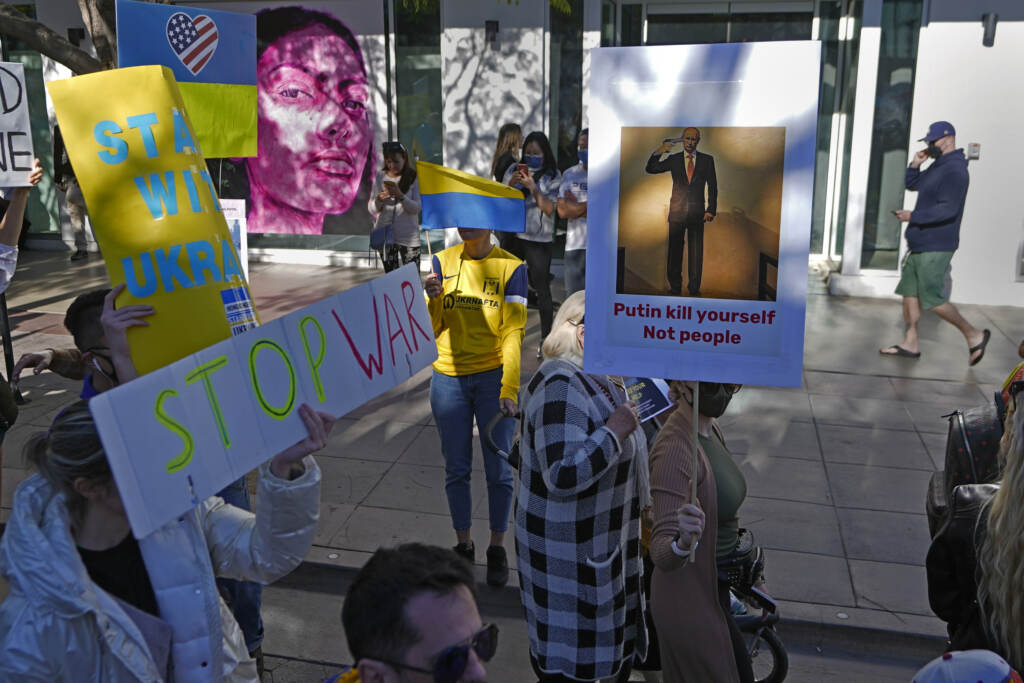 Galleria foto 'Guerra Russia-Ucraina, imponenti manifestazioni in tutta Europa contro la Guerra. “Stop a Putin il sanguinario” – LE IMMAGINI' - foto 15