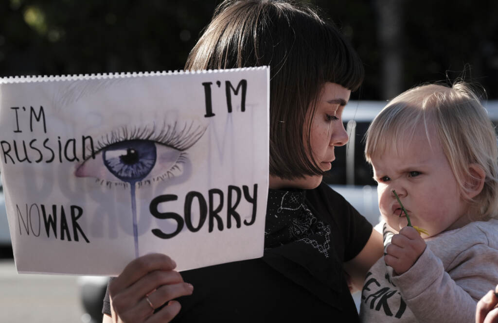 Galleria foto 'Guerra Russia-Ucraina, imponenti manifestazioni in tutta Europa contro la Guerra. “Stop a Putin il sanguinario” – LE IMMAGINI' - foto 16