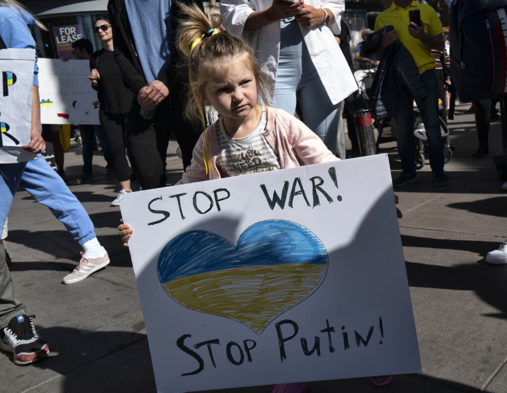 Galleria foto 'Guerra Russia-Ucraina, imponenti manifestazioni in tutta Europa contro la Guerra. “Stop a Putin il sanguinario” – LE IMMAGINI' - foto 17