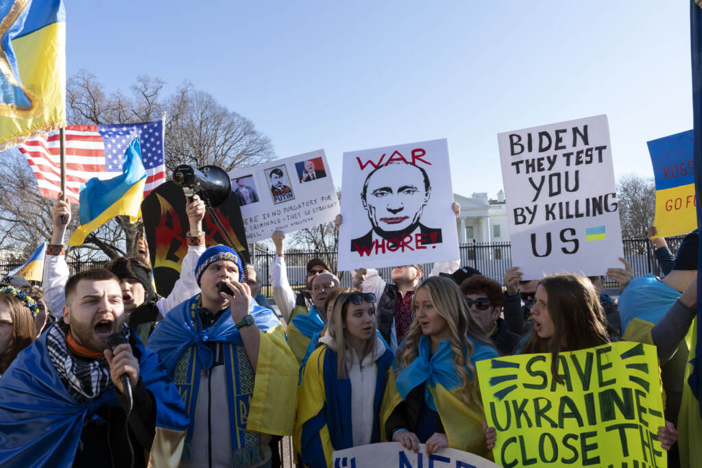 Galleria foto 'Guerra Russia-Ucraina, imponenti manifestazioni in tutta Europa contro la Guerra. “Stop a Putin il sanguinario” – LE IMMAGINI' - foto 18