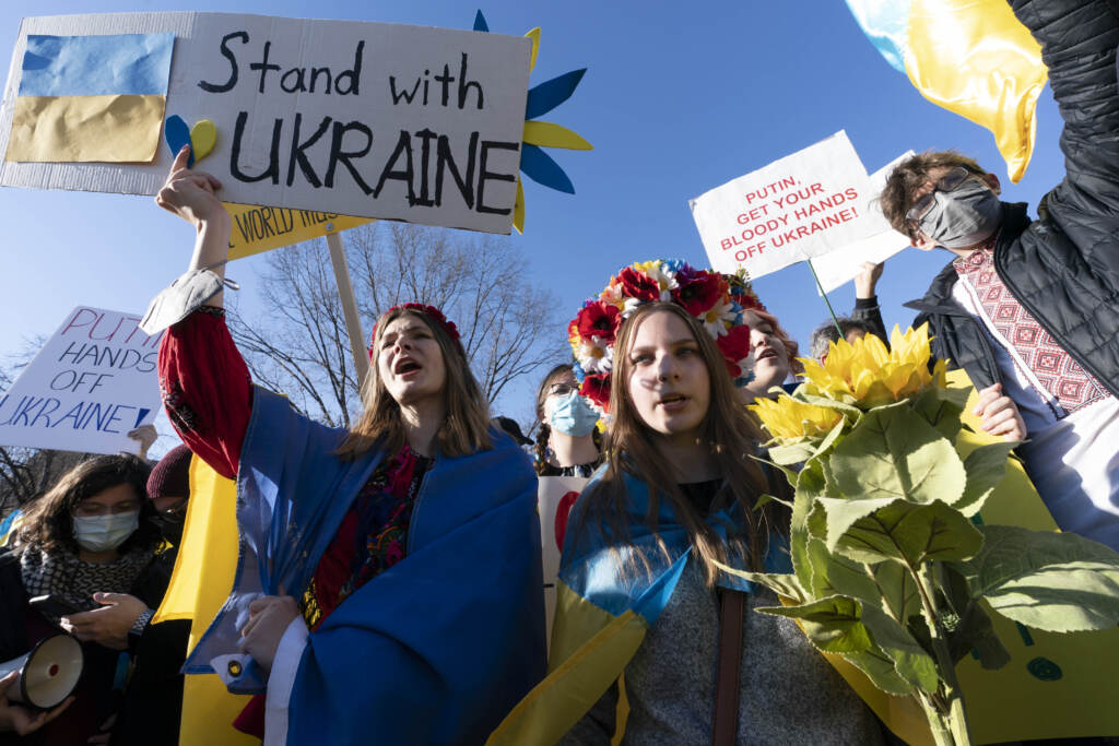 Galleria foto 'Guerra Russia-Ucraina, imponenti manifestazioni in tutta Europa contro la Guerra. “Stop a Putin il sanguinario” – LE IMMAGINI' - foto 21