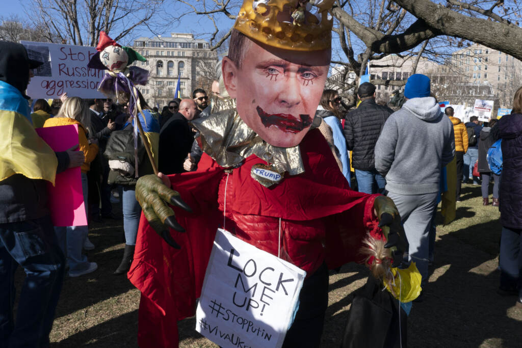Galleria foto 'Guerra Russia-Ucraina, imponenti manifestazioni in tutta Europa contro la Guerra. “Stop a Putin il sanguinario” – LE IMMAGINI' - foto 22