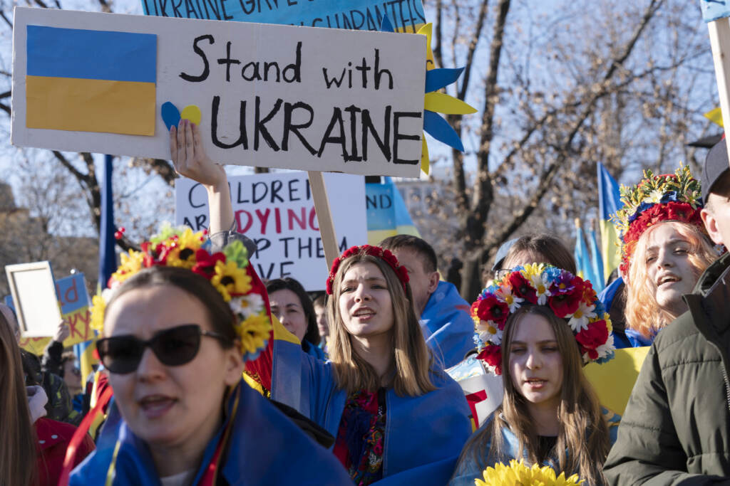 Galleria foto 'Guerra Russia-Ucraina, imponenti manifestazioni in tutta Europa contro la Guerra. “Stop a Putin il sanguinario” – LE IMMAGINI' - foto 23
