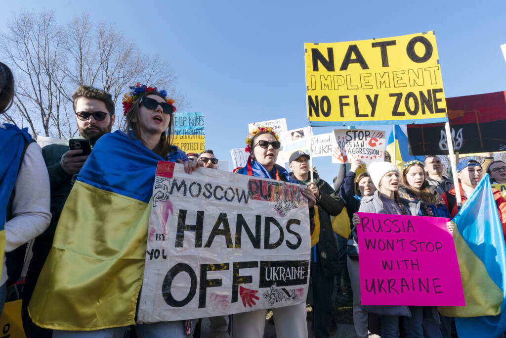 Galleria foto 'Guerra Russia-Ucraina, imponenti manifestazioni in tutta Europa contro la Guerra. “Stop a Putin il sanguinario” – LE IMMAGINI' - foto 27