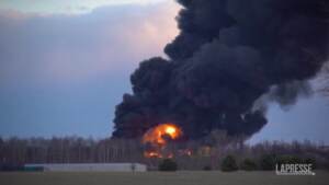 Ucraina, un deposito di petrolio in fiamme