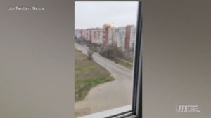 Ucraina, missili russi colpiscono edifici residenziali a Kherson