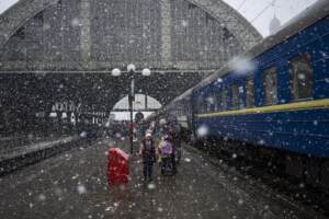 Ucraina sotto attacco, in migliaia scappano dalla guerra attraversando i confini a ovest