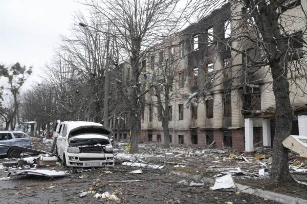 Ucraina, l'assedio continua: bombardata Brovary nell'area circostante Kiev