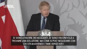 Ucraina, Johnson: “Impossibile negoziare con chi bombarda civili”