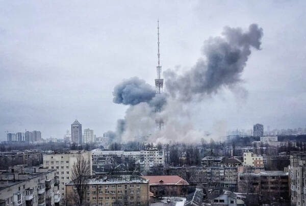 Kiev ancora sotto attacco, colpito altro palazzo a Kharkiv. Biden: “Putin pensava non avremmo risposto. Si sbagliava”