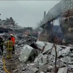 Ucraina: palazzi rasi al suolo a Zhytomyr, soccorritori al lavoro