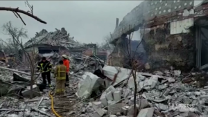 Ucraina: palazzi rasi al suolo a Zhytomyr, soccorritori al lavoro
