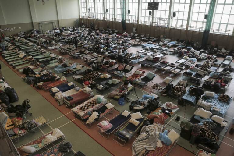 Agenzia Onu per i rifugiati: sale a oltre 800 mila il numero degli ucraini in fuga dalla guerra – LE IMMAGINI