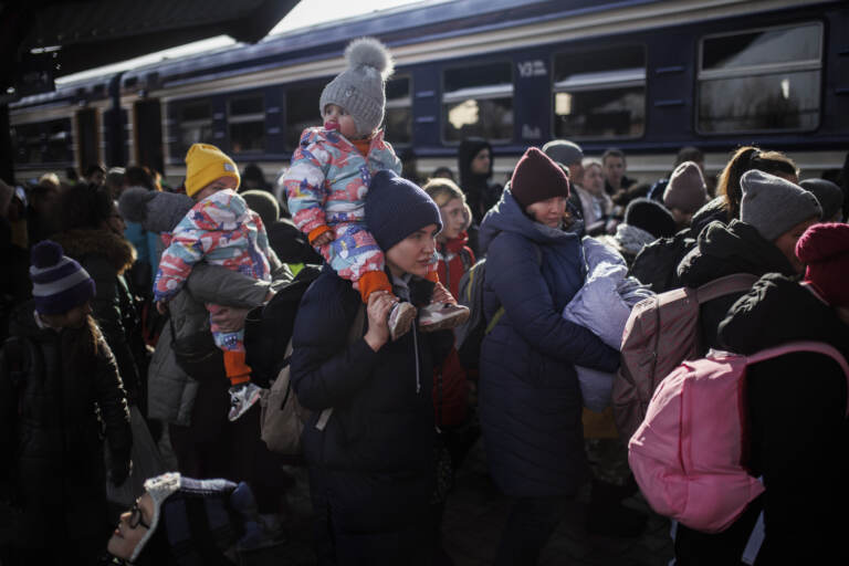 Agenzia Onu per i rifugiati: sale a oltre 800 mila il numero degli ucraini in fuga dalla guerra – LE IMMAGINI