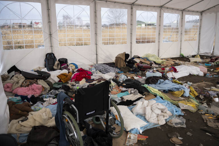 Agenzia Onu per i rifugiati: sale a oltre 800 mila il numero degli ucraini in fuga dalla guerra – LE IMMAGINI