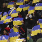 Ucraina, lo sport mondiale si tinge di giallo-azzurro – LE IMMAGINI