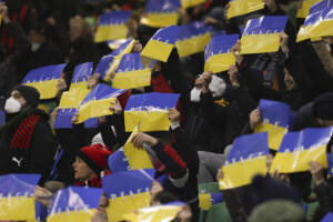 Ucraina, lo sport mondiale si tinge di giallo-azzurro – LE IMMAGINI