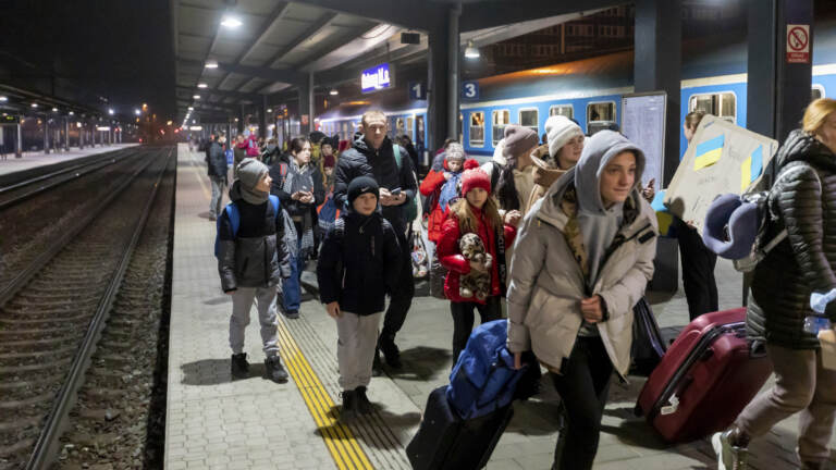 Agenzia Onu per i rifugiati: sale a oltre 800 mila il numero degli ucraini in fuga dalla guerra – LE IMMAGINI