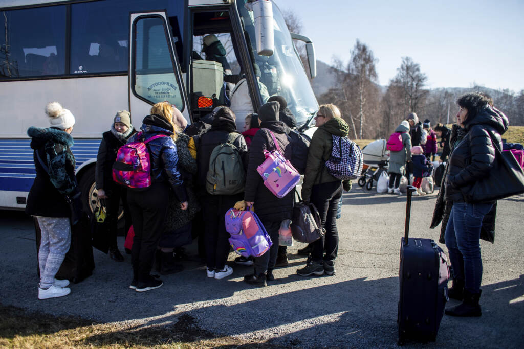 Galleria foto 'Agenzia Onu per i rifugiati: sale a oltre 800 mila il numero degli ucraini in fuga dalla guerra – LE IMMAGINI' - foto 3