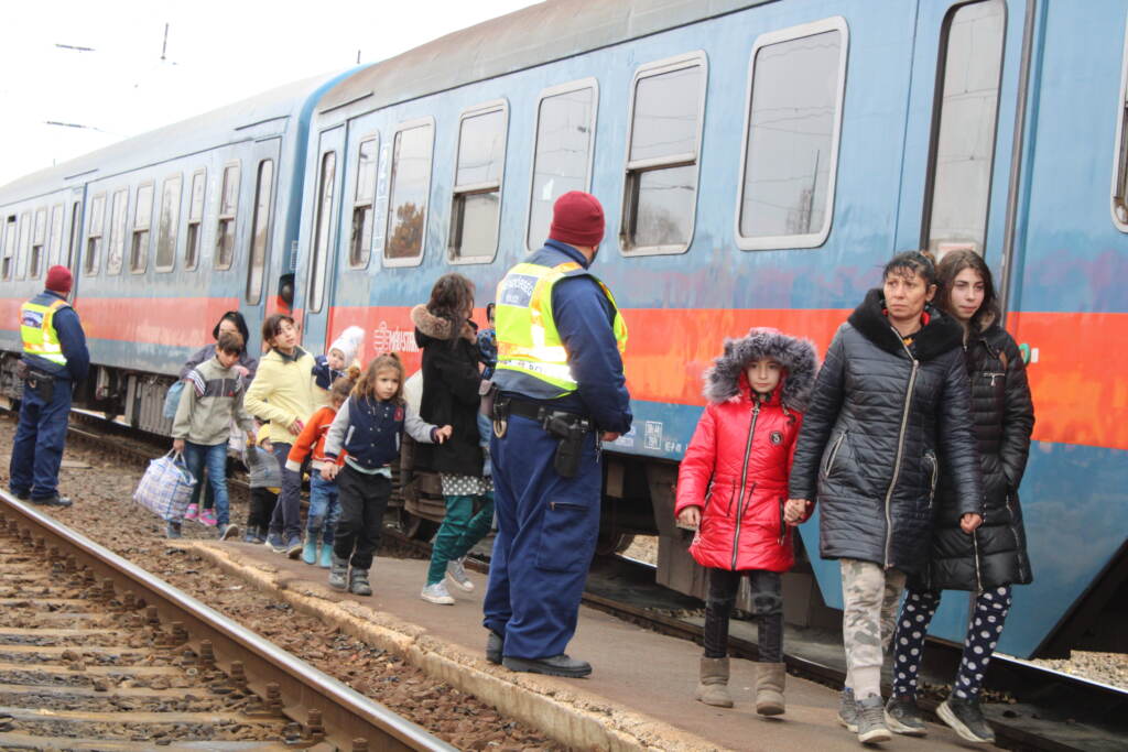 Galleria foto 'Agenzia Onu per i rifugiati: sale a oltre 800 mila il numero degli ucraini in fuga dalla guerra – LE IMMAGINI' - foto 2