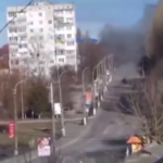 Ucraina, cameraman filma convoglio russo: carro armato gli spara contro