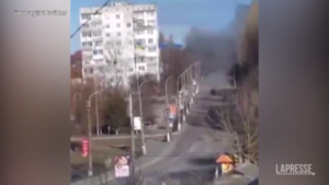 Ucraina, cameraman filma convoglio russo: carro armato gli spara contro