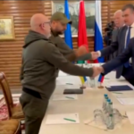 Ucraina, iniziato nuovo round di negoziati: la stretta di mano tra le delegazioni