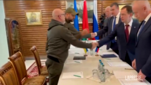 Ucraina, iniziato nuovo round di negoziati: la stretta di mano tra le delegazioni