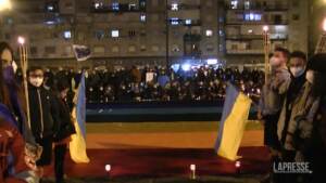 Ucraina, le fiaccole della Pace illuminano piazza Mercato a Napoli