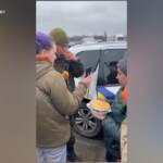 Ucraina: soldato russo catturato viene rifocillato dai civili, poi si commuove videochiamando la madre