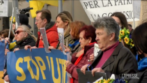 Roma, la comunità ucraina manifesta davanti all’ambasciata russa