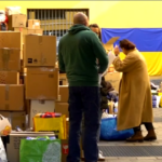 Milano, al consolato ucraino in coda per arruolarsi e portare aiuti: “Se mi vogliono sono pronto a partire”