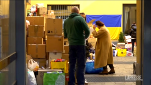 Milano, al consolato ucraino in coda per arruolarsi e portare aiuti: “Se mi vogliono sono pronto a partire”