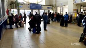 Ucraina: centinaia di profughi raggiungono via treno l’Ungheria