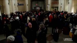 Ucraina: continua l’esodo dei profughi, folla immensa alla stazione di Dnipro
