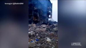 Ucraina, a Borodyanka edifici ridotti in cenere dopo i bombardamenti russi