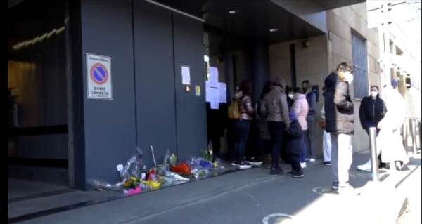Milano, dal rapper al bodyguard in coda al consolato per arruolarsi: “Se ci vogliono siamo pronti a partire”
