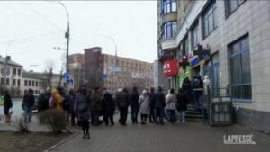 Ucraina, lunghe code fuori dalle farmacie di Kiev