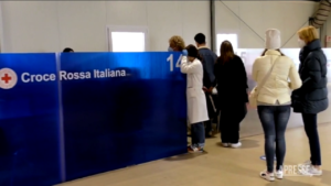 Ucraina, vaccini ai profughi negli hub di Roma: “Nessuna preoccupazione per nuovi focolai”