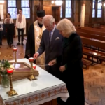 Carlo e Camilla visitano cattedrale ucraina, la Duchessa visibilmente commossa