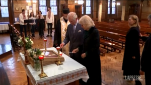 Carlo e Camilla visitano cattedrale ucraina, la Duchessa visibilmente commossa