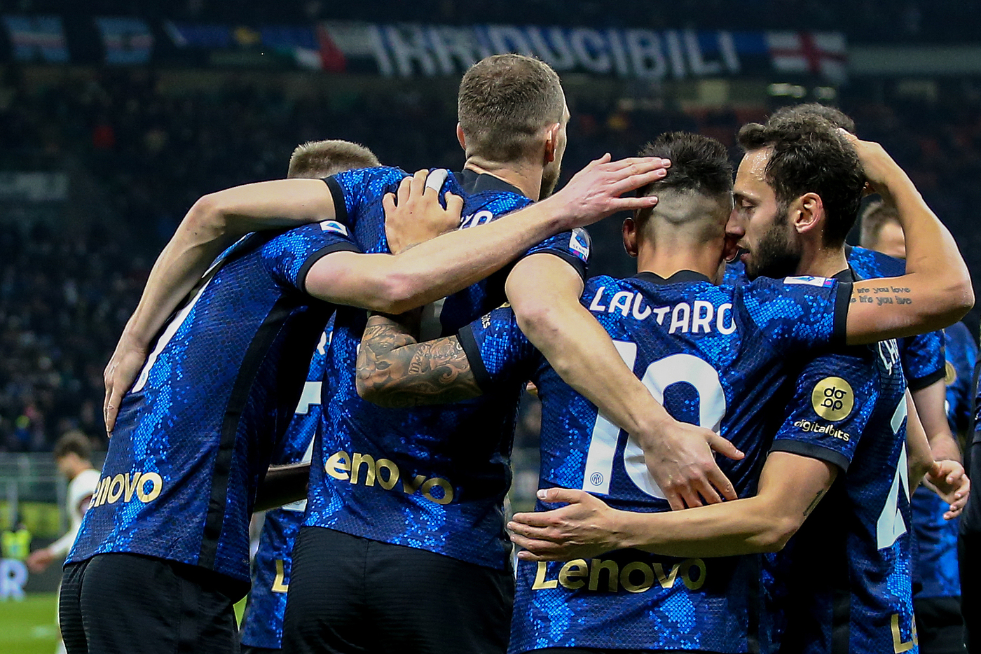 Calcio: l’Inter travolge la Salernitana con tripletta di Lautaro e vola in vetta