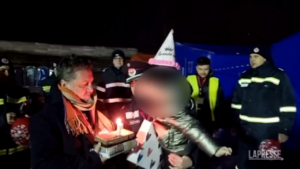 Ucraina: festa di compleanno per una bimba in un campo profughi in Romania