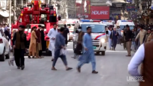 Pakistan, bomba in una moschea a Peshawar: bilancio sale a 56 morti