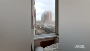 Ucraina: a Irpin colpiti palazzi residenziali, un video mostra i bombardamenti