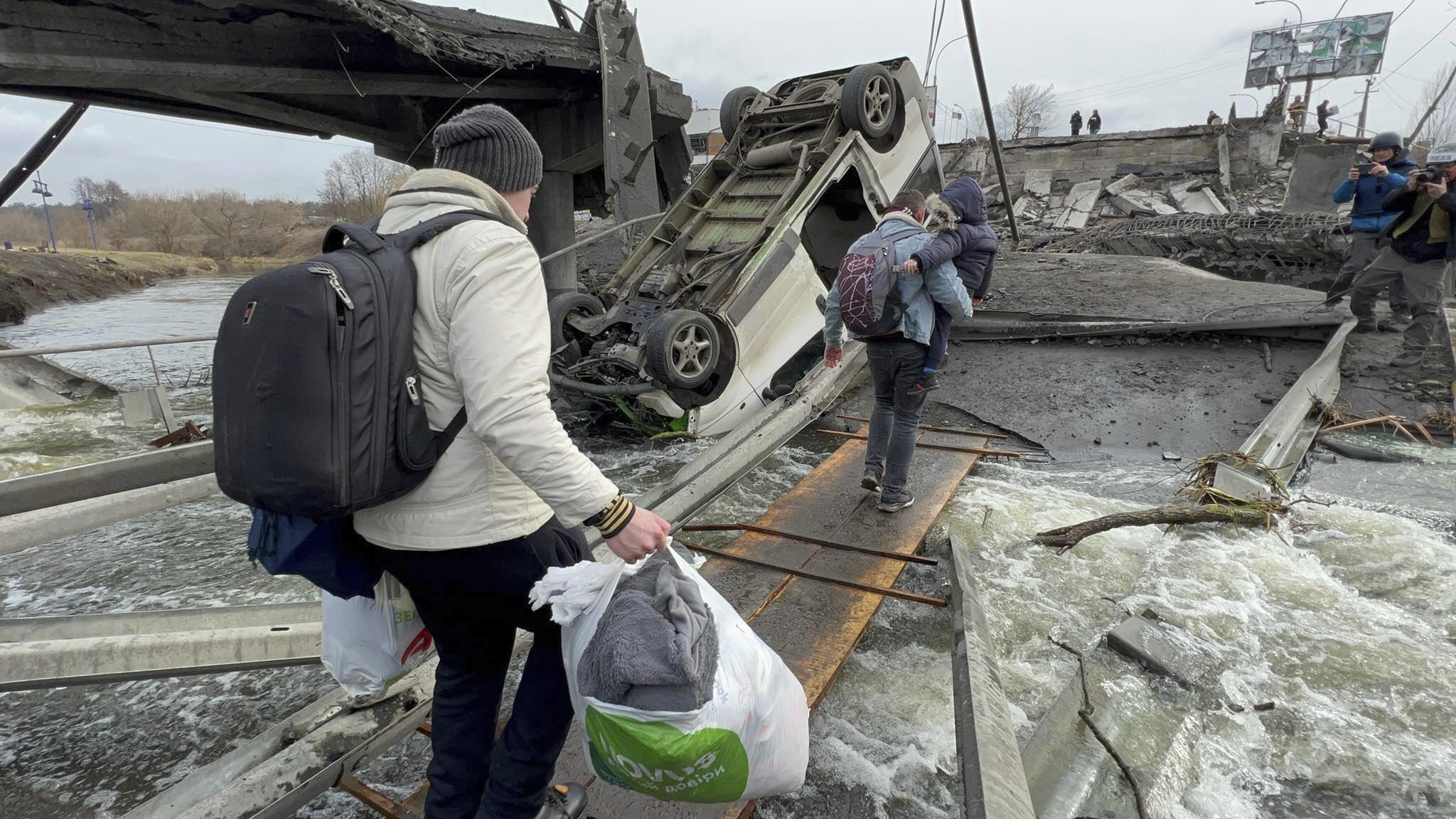 Confermato terzo round negoziati nel fine settimana. Usa: “Truppe russe a 25km da Kiev”. La BBC ritira i suoi giornalisti dalla Russia. Mosca chiude Facebook e Twitter Confermato terzo round negoziati nel fine settimana. Usa: “Truppe russe a 25km da Kiev”. La BBC ritira i suoi giornalisti dalla Russia. Mosca chiude Facebook e Twitter