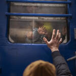 Ucraina, i profughi sono 1 milione e 200 mila. Onu: ogni giorno quasi 200 mila in più – LE IMMAGINI